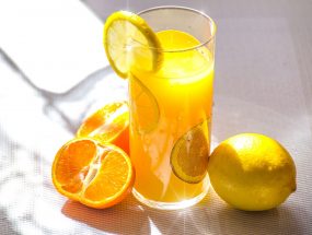 Fruta entera o en zumos, ¿qué es mejor?