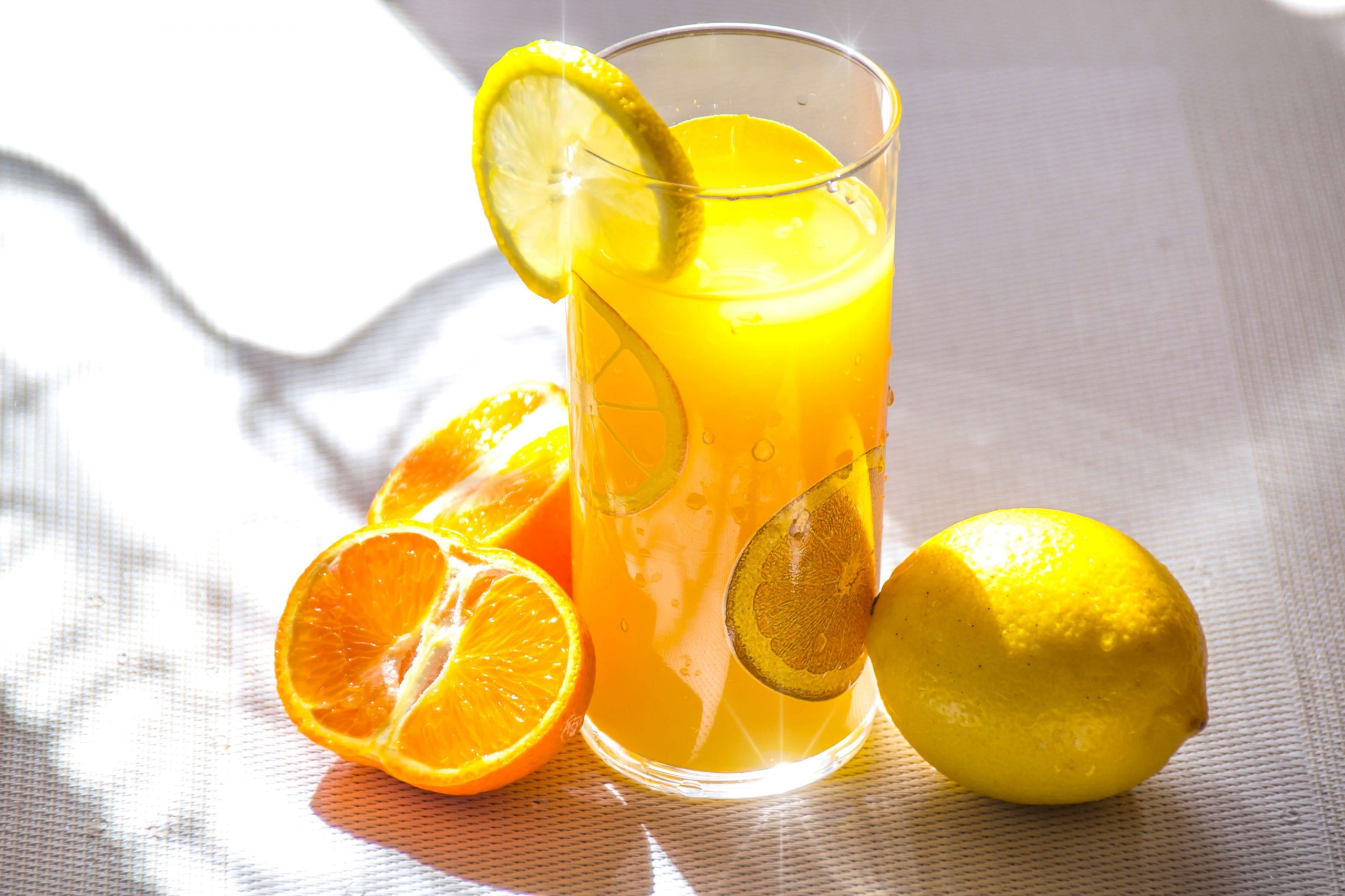 Fruta entera o en zumos, ¿qué es mejor?